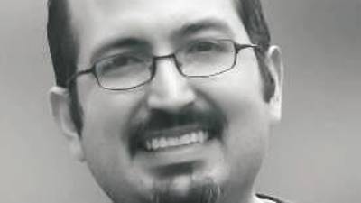 El niño y su perrito