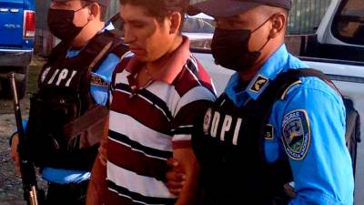 Imputado. Carlos Flores Morejón fue capturado en la aldea Casiano de Santa Rita, Yoro, por agentes de la Dirección Policial de Investigaciones.