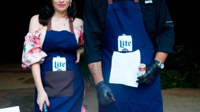 <b><span class=mln_uppercase_mln>Anfitriones.</span></b> Cinthia Mejía junto al chef Johan Castillo durante el encuentro parrillero.