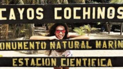 La guapa periodista española compartió esta imagen de su llegada a Cayos Cochinos en su cuenta de Instagram.