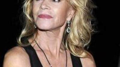 Griffith borra ‘Antonio’ de su brazo.