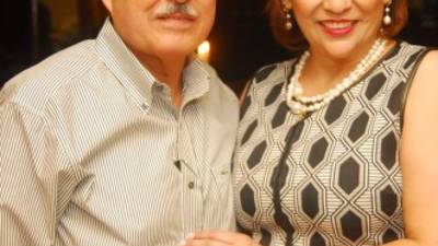El cumpleañero Roberto Zablah y su esposa María Dolores de Zablah.