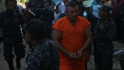 En medio de protestas pidiendo su liberación llegó Lucio Rivera a los juzgados.