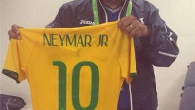 El Kinesiólogo presumió en redes sociales la camiseta de Neymar.