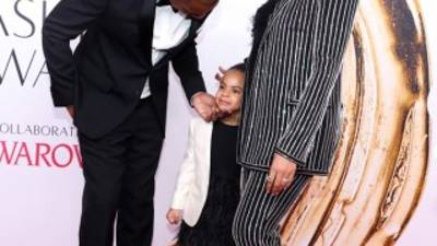 Beyoncé se convirtió en la gran protagonista de los Premios CFDA. La diva lució un original tuxedo de Givenchy y un sombrero XXl. La cantante posó feliz y sonriente junto con su marido Jay Z y su hija Blue Ivy en medio de los rumores de crisis matrimonial.