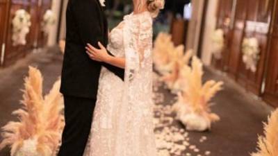 Kaley Cuoco, quien interpreta a Penny en la serie 'The Big Bang Theory', contrajo nupcias este sábado con el jinete Karl Cook.