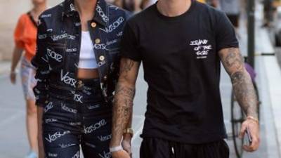 Hailey Baldwin es sobrina del famoso actor Alec Baldwin y su padre es Stephen Baldwin . A sus 21 años es una de las modelos más cotizadas de la industria. Conoció a Justin Bieber en 2009, siendo ella una seguidora del cantante.