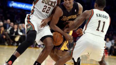 PBX05 LOS ÁNGELES (ESTADOS UNIDOS) 01/01/2014.- El jugador de los Lakers Nick Young (centro) lucha por el balón con Khris Middleton (izda) y Brandon Knight (dcha) de los Milwaukee Bucks durante el partido de la NBA que les enfrentó en el Staples Center en Los Ángeles (Estados Unidos) ayer, martes 31 de diciembre de 2013. EFE/Paul Buck PROHIBIDO SU USO EN CORBIS