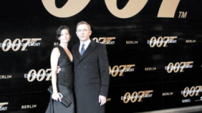 British actor Daniel Craig, right, arrives with Satsuki Mitchell on the red carpet for the German Premiere of the 22nd James Bond film 'Quantum of Solace' at a central cinema in Berlin, Germany, Monday, Nov. 3, 2008.(AP Photo/Miguel Villagran)