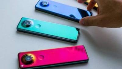 El dispositivo cambia de color según el ángulo por el que se observe.