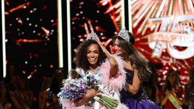 Miss Virginia Justus Kelley se convirtió en la primera madre y primera mujer casada en ganar el título de Miss USA, al alzarse con la corona de la 75ª edición del certamen nacional celebrado el jueves 27 de agosto en el Adrienne Arsht Center for the Performing Arts de Miami. Kelley, de 31 años, también es la primera ganadora en su tercera década de vida desde que la organización eliminó sus restricciones de edad y estado civil en 2023.