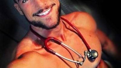 Fran Suárez es un joven enfermero que trabaja en un hospital en Madrid y está ganado fama en Instagram por sus ardientes fotos.