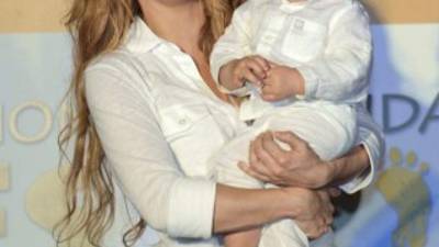 Shakira y Milan en la inauguración de una escuela en Colombia.