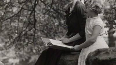 Fotografía de la reina Isabel y la princesa Ana por Lord Snowdon.