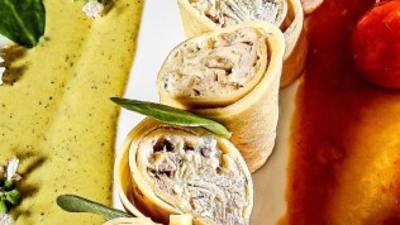 Rellenar la crepa con la mezcla anterior y bañarlas con la salsa de tu elección.