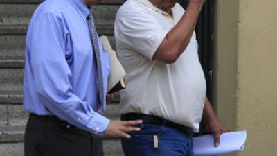 César Augusto Ferrera Euceda con su apoderado legal.