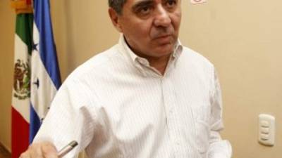 El cónsul de México José Omar Hurtado pidió a ciudadanos informarse sobre el proceso.