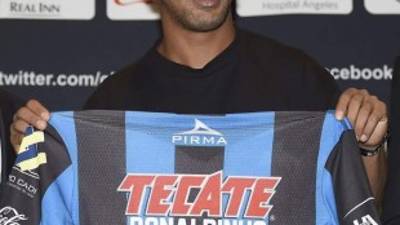 Ronaldinho posa con la camisa 49 del Querétaro.