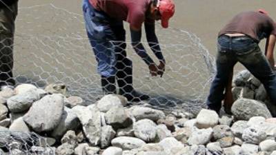 En la quebrada se han instalado varios tramos de gaviones, pero faltan más.