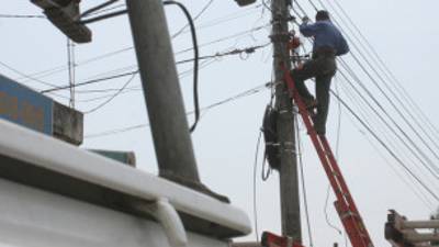 Las cuadrillas de Hondutel trabajan en la instalación de las lineas en Puerto Cortés.