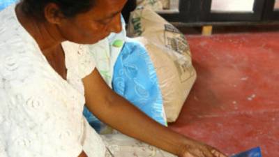 La abuela de Meisi se consuela viendo la foto de la joven cuando era una niña.
