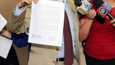 Enrique Ortez Sequeira tras llevar su renuncia al Congreso Nacional de Honduras. La Prensa.