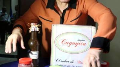 Waldina Bográn, microempresaria, muestran sus productos .