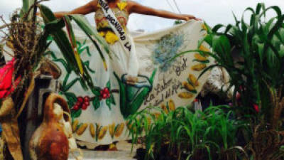 Para el desfile de carrozas se confeccionaron vestidos alusivos al maíz, que es el patrimonio del laborioso municipio.