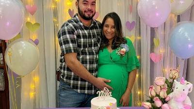 Pareja de esposos, Marlon Menjivar y Gabriela Mejía durante el baby shower en festejo a la llegada de su bebé Ana Lucía.