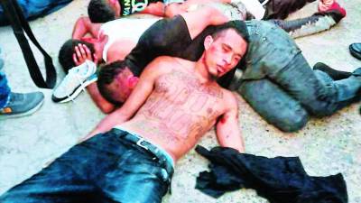 Las armas y los pandilleros detenidos ayer.