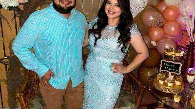 <b><span class=mln_uppercase_mln>Enamorados.</span></b> Fernando Castillo y Candy Ester Pineda posan muy alegres durante el agasajo de despedida de solteros.