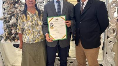 Miembro de las Fuerzas Armadas se titula en la universidad con honores
