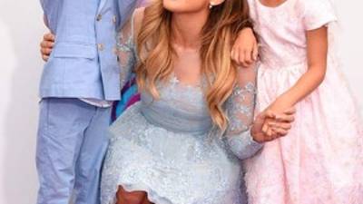 Jennifer López con sus pequeños Max y Emme en una gala.