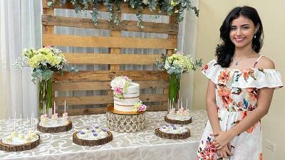 Katherine Diecke posa felizmente a un costado de la mesa principal de agasajo.