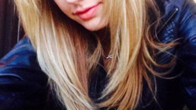 Foto de Brett Rossi compartida por Charlie Sheen en Twitter.