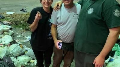 Recolectores de basura encuentran anillo y se lo devuelven a su dueña