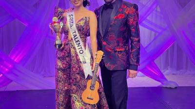Miss Mundo Ocotepeque, María Teresa Villegas junto al organizador del certamen Eduardo Zablah al recibir el premio como señorita Talento.