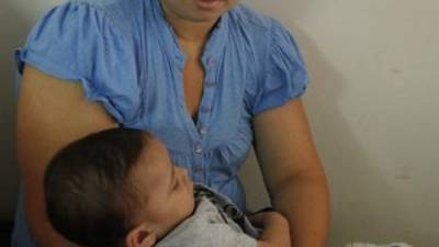 Emma Licona pide ayuda para su pequeño Jesús que urge el aparato.