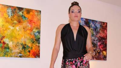 La artista hondureña Nora Buchanan con sus obras de arte.