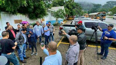 Empleados de la Enee protestaron frente al plantel de La Puerta.