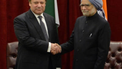 Ambos diplomáticos se saludaron con cordialidad.