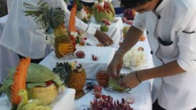 En el parque central hubo exposición de todo tipo, como este arte que hacen con las frutas.