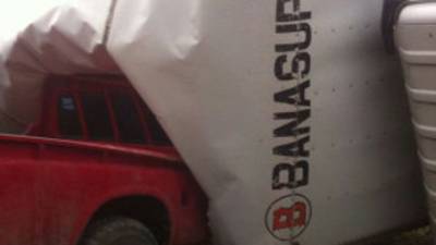 El camión de Banasupro cayó sobre el pick up que trasladaba a cortadores de café.