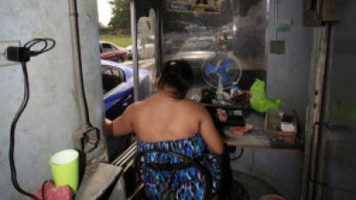 Las sillas de los empleados están en mal estado, no hay ventilación y existe poco control en las casetas, lo que deja claro que no hay supervisión de ningún tipo.