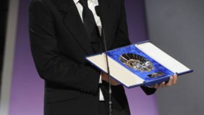 El director mexicano Fernando Eimbcke agradece al recibir la concha de plata.