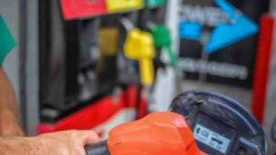 Consumidores pagarán más por los combustibles.
