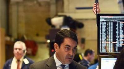 Un corredor de bolsa en Nueva York observa los resultados de las cotizaciones.