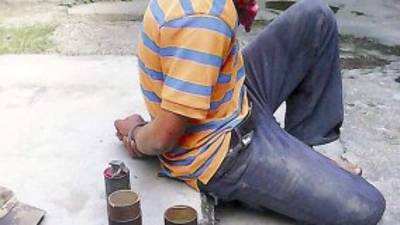 Héctor Antonio Carías junto a la evidencia.