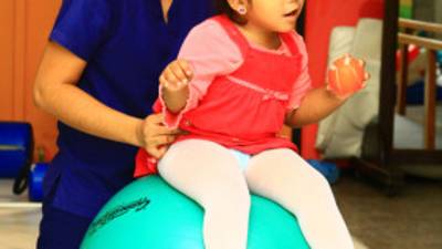 Lourdes Alexandra de tres años lleva mitad de su vida recibiendo terapias en la Teletón y ha cosechado triunfos.