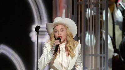 La cantante Madonna durante la 56 edición de los premios Grammy.